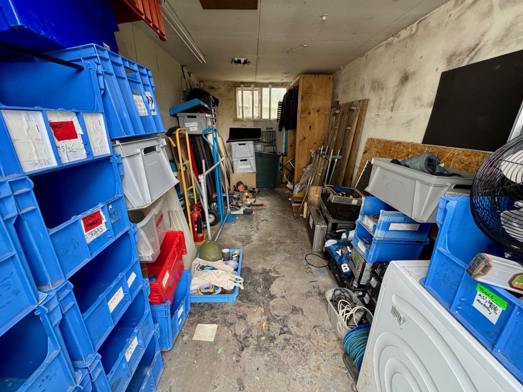 Lot: 39 - FREEHOLD COMMERCIAL PREMISES WITH PARKING ON EDGE OF CITY - Inside block built store